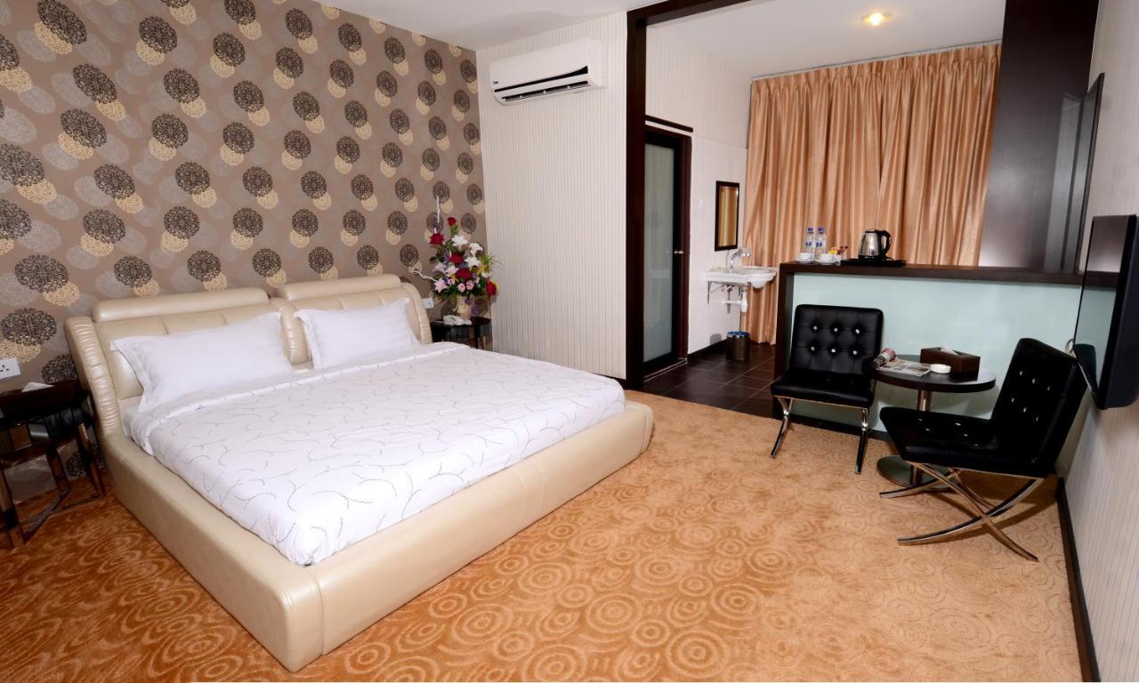 Hotel Tebrau Ct Johor Bahru Exterior foto
